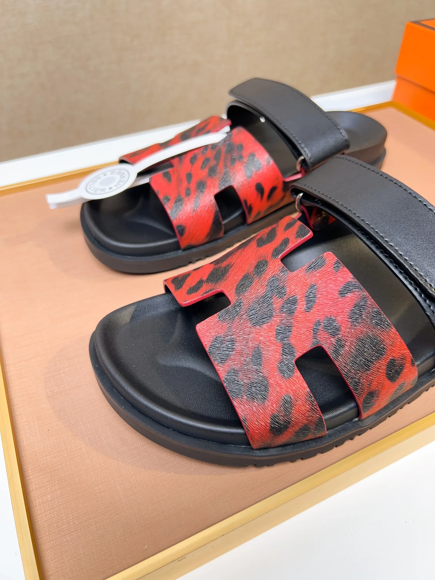Men's clothing and shoes 💰340 💅💅💅 new arrival. Hermes Hermes official website latest counter synchronized new oran color leather H slippers, the original Paris version flew back to the original model and opened the mold to make it perfectly🍌The highest quality Sincerity, you can enter and leave the counter at will [Deyi] The upper is made of original customized  colored palm prints, crocodile print, ostrich print, colored cow leather, colored cow suede, 🤔 horse hair, 🥳 colored diamonds, 🥰 3D printing, and other genuine leather slippers, imported cow pattern foot pad lining, Italian  latest original genuine leather combination outsole Code number: 38-48 (customized at 46.47.48) Can be made into picture combination sole with genuine leather pattern and ordinary molded outsole